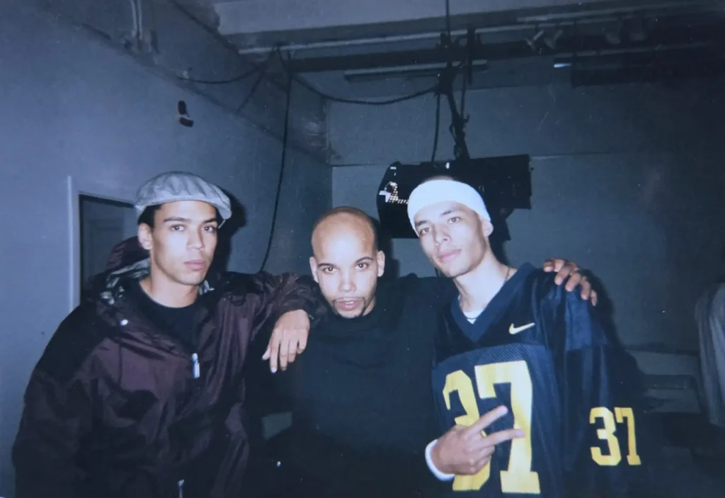 Mike, Thabo (AFC) och Matte från Fjärde Varlden på videoshoot