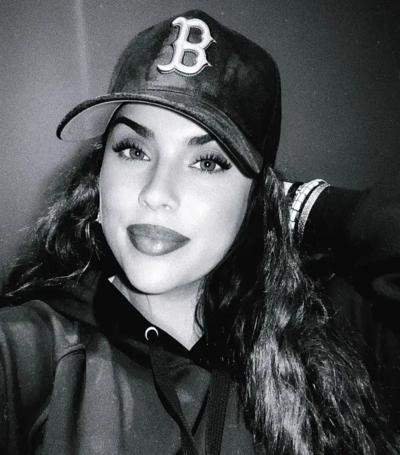 Svartvit profilbild på Remedeeh som skriver för bloggen Kaoset inombords på Boom Bap Spot.