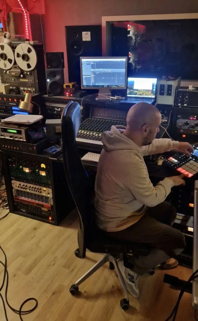 Boukas mixar på en av låtarna