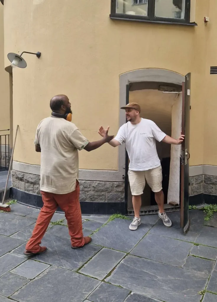 Black Fist och Boukas på väg ner till studion