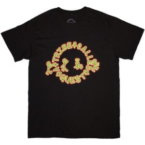 Svart ATCQ t-shirt med den ikoniska Raga-logotypen i rött och grönt på bröstet.