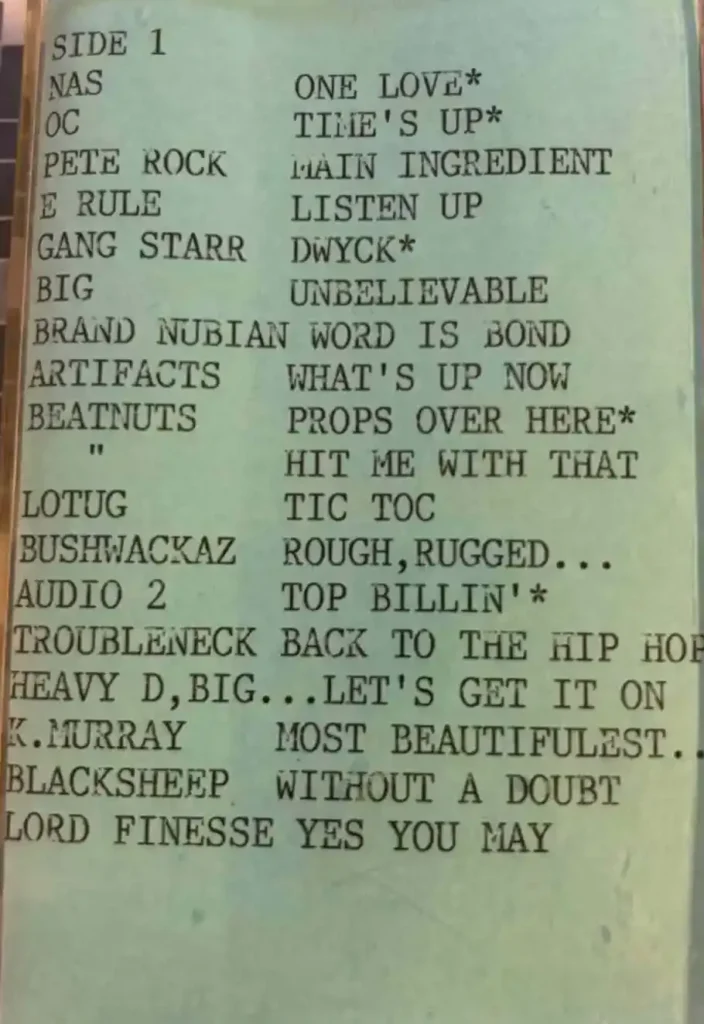 Den ursprungliga, maskinskrivna spårlistan för DJ Will Rock Mixtape № 1 (Side 1) på ett ljusgrönt pappersinlägg till kassetten.