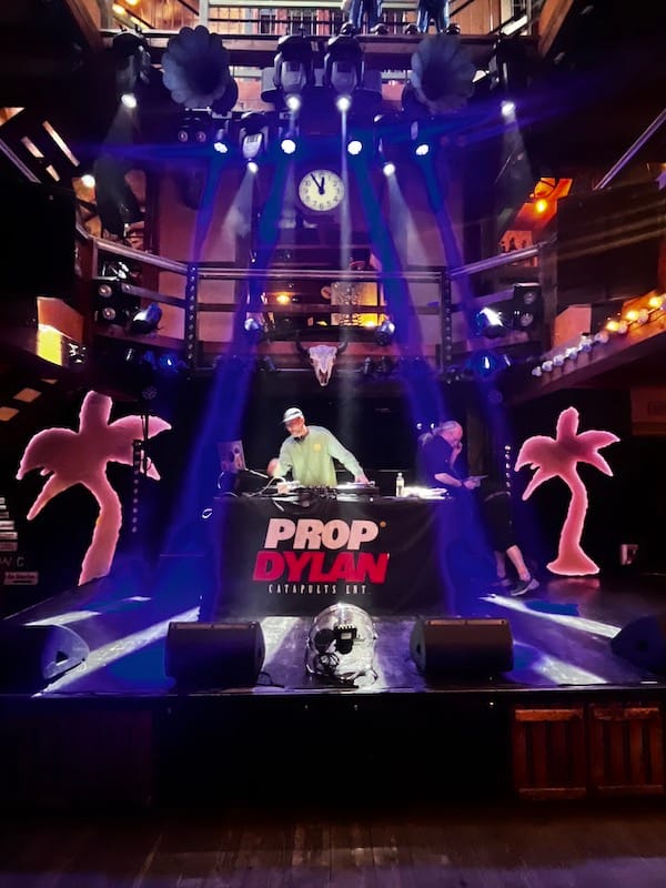 DJ Mr Noun på scen under soundcheck inför liveshowen med Prop Dylan Soul Searching.