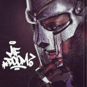 Närbild på en MF DOOM poster med den klassiska metallmasken och hans tag.