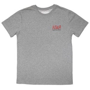 Grå NWA t-shirt med den klassiska logotypen i ett stilrent mindre format på bröstet.