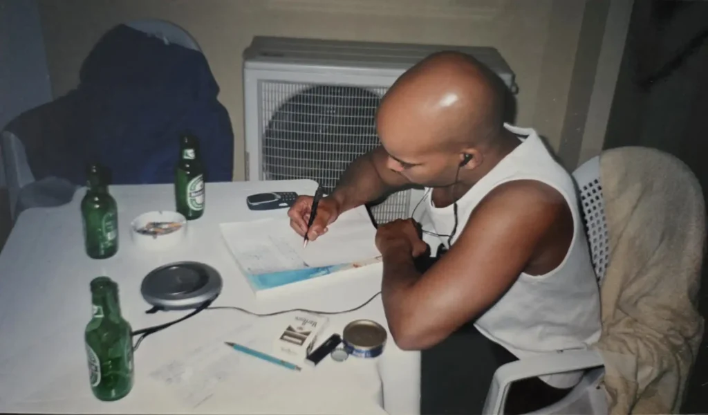 Ramo från hiphop-duon AFC skriver en vers på en hotellbalkong i Portugal 2003 till ett beat från Petter, kort efter släppet av Laddish EP.