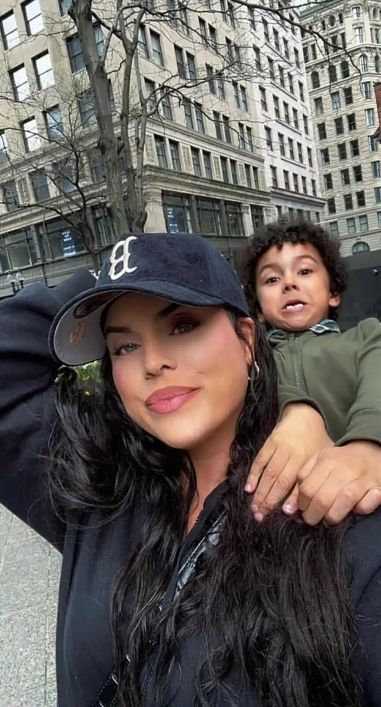 Hiphop-bloggaren Remedeeh och hennes son i downtown Boston, fotograferade under hennes tid som Resident Advisor i USA.