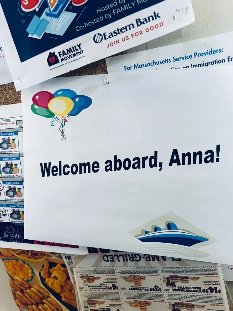En välkomstskylt på en anslagstavla med texten ”Welcome aboard, Anna!”, som markerar Remedeehs nya jobb som Resident Advisor.