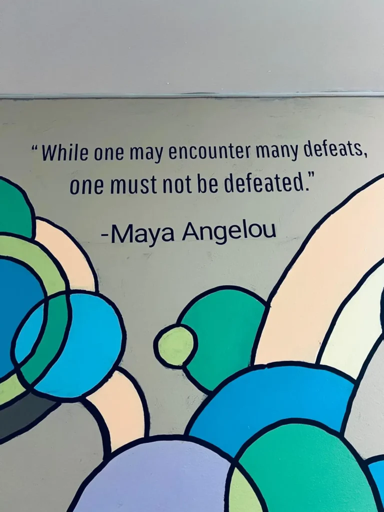 Ett citat av Maya Angelou på de boendes våning där Remedeeh arbetar som Resident Advisor: ”While one may encounter many defeats, one must not be defeated.”