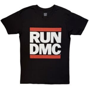 Svart Run DMC t-shirt med den klassiska logotypen i vitt och rött på bröstet.