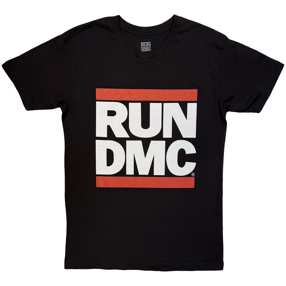 Svart Run DMC t-shirt med den klassiska logotypen i vitt och rött på bröstet.
