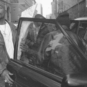 Svartvit Tupac Shakur poster i storleken 65x50 cm utanför domstolen.