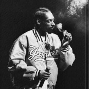 Svartvit Snoop Dogg poster i storleken 45x65 cm på en scen.