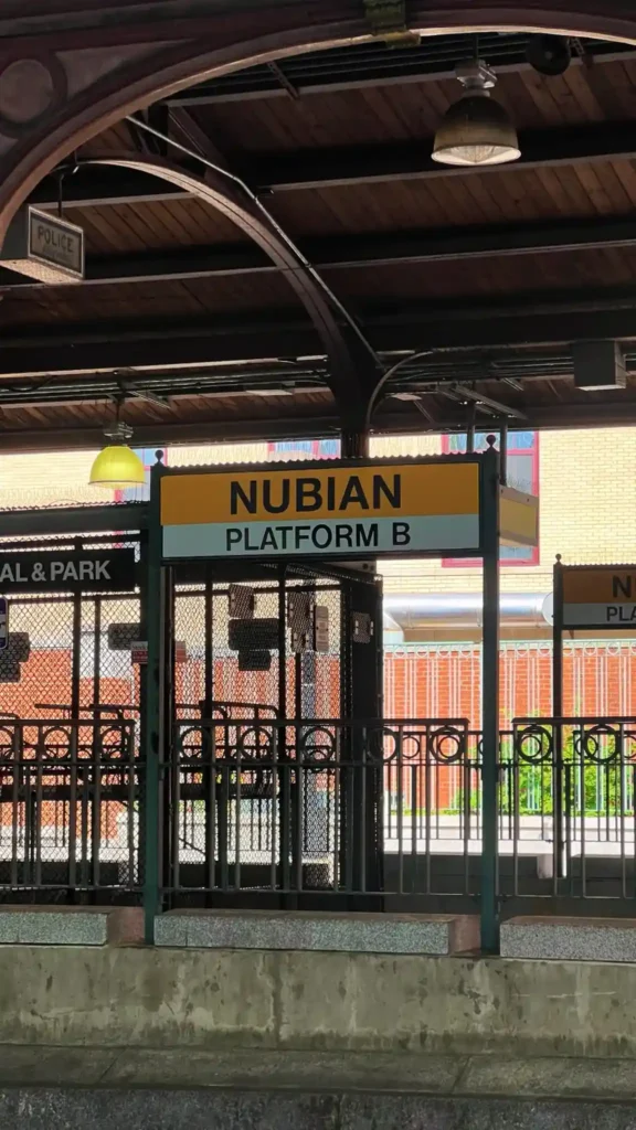 Nubian Station i Roxbury Boston i ett historiskt område för att börja om i ett nytt land.