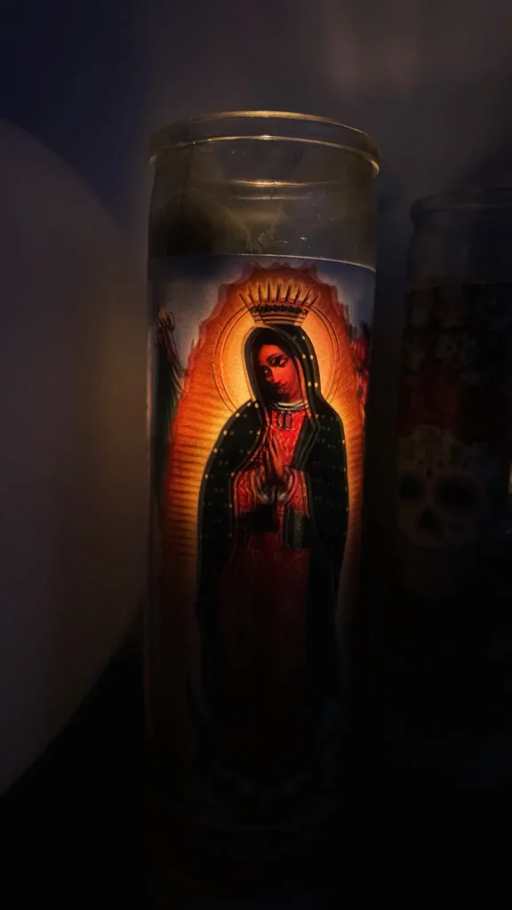 Ljus med Virgen Guadalupe för styrka när man väljer att börja om i ett nytt land.