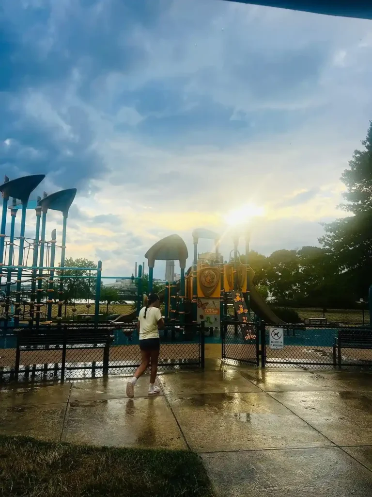 En lekplats i Mary O'Malley Park i Chelsea utanför Boston under en solnedgång vid fjärde juli-firandet.