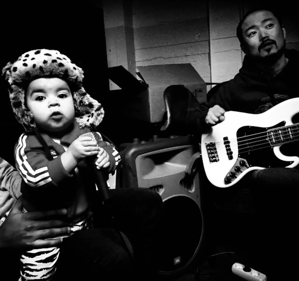 Remedeehs dotter som liten i studion 2015. Hon fick tidigt en inblick i hur det är att skapa musik.