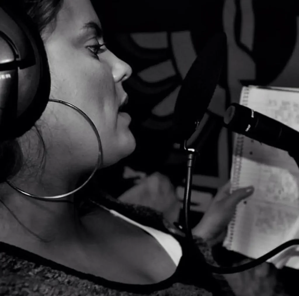 Remedeeh i studion 2009 framför mikrofonen med sina nedskrivna bars.