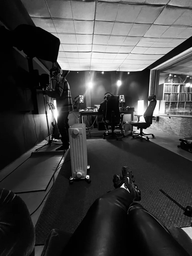Åtsittande vy över en musikstudio 2025 under en skapandeprocess och produktion.