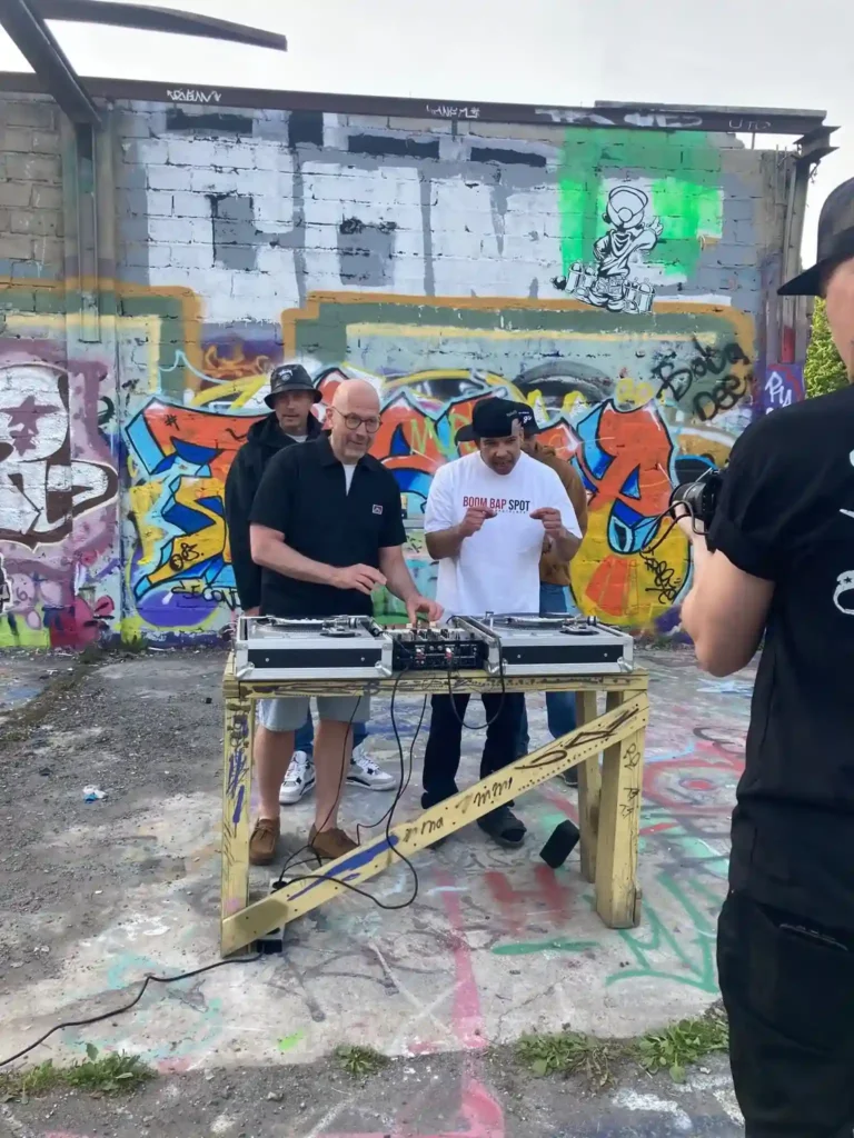 Kameraman filmar DJ Will Rock och artister vid skivspelarna under inspelningen av Världen är för liten