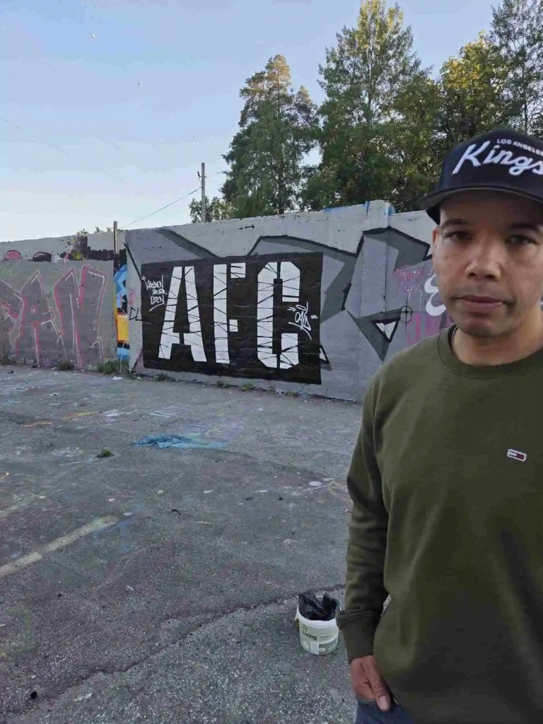 Thabo från AFC framför AFC graffitimålning under videoinspelningen av Världen är för liten