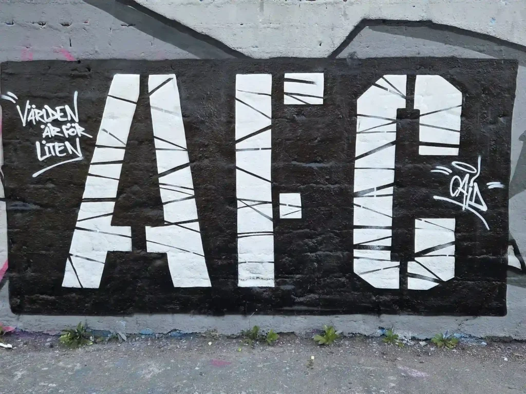 AFC graffitimålning på vägg med texten Världen är för liten