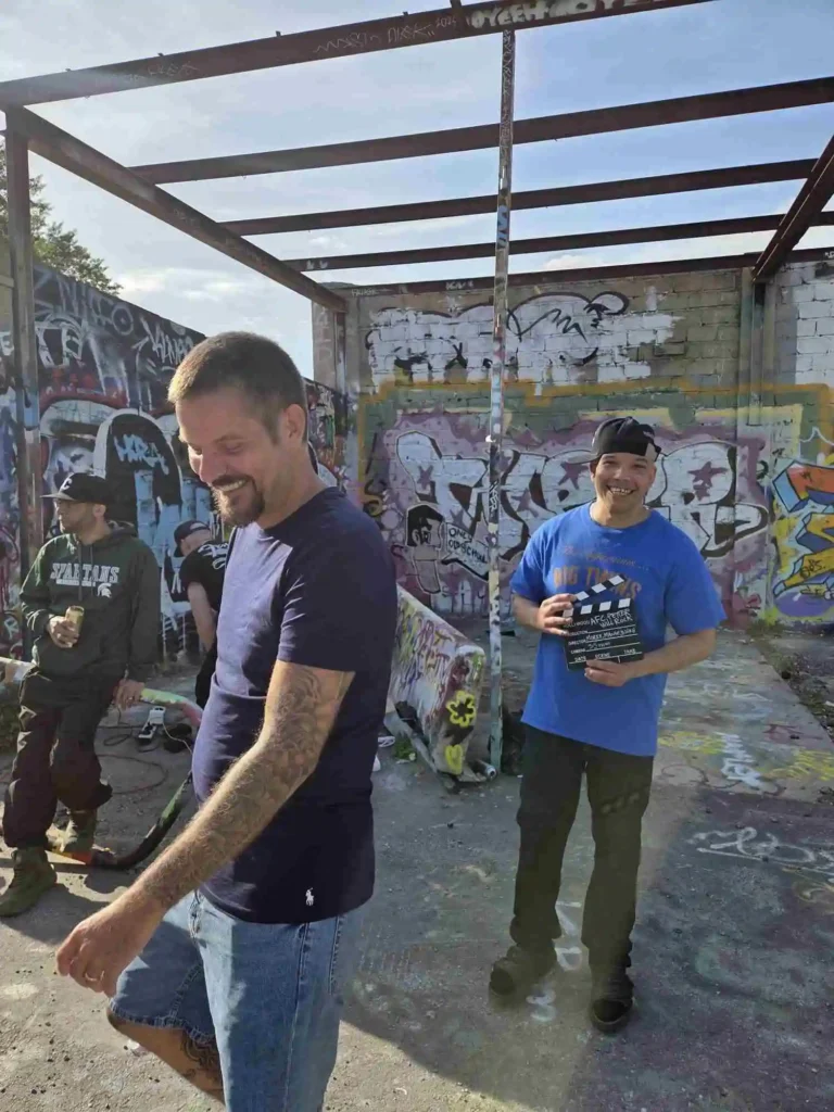 Joel, Ramo och Clark Gilliam skrattar bakom kulisserna under inspelningen av Världen är för liten