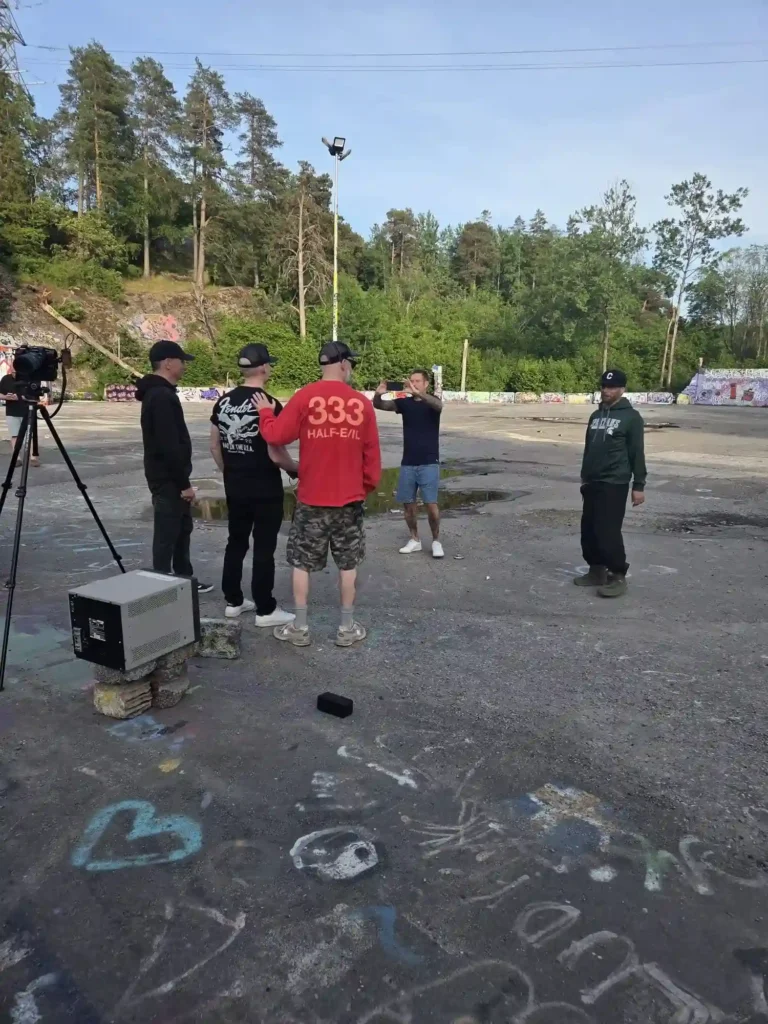 Översiktsbild på teamet och kamerautrustningen utomhus under inspelningen av Världen är för liten