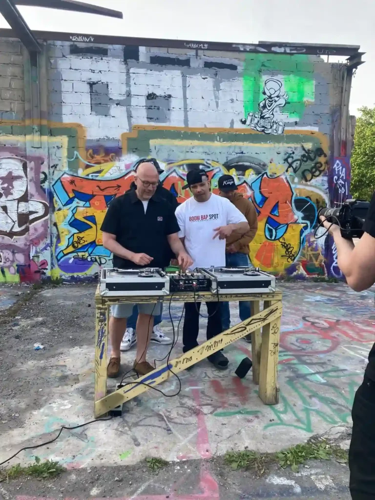 DJ Will Rock vid skivspelarna under inspelningen av musikvideon Världen är för liten