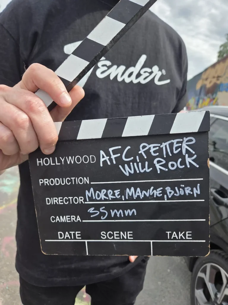 Filmklapper med texten AFC, Petter, Will Rock för musikvideon Världen är för liten