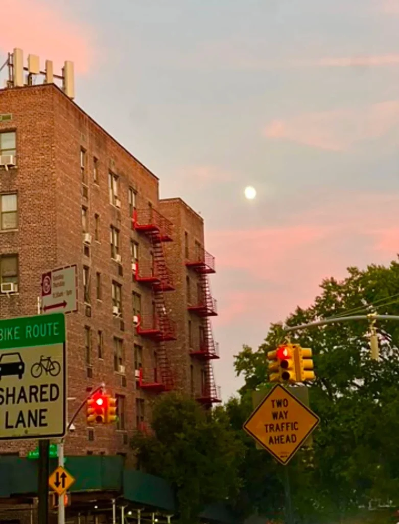 Gatubild från Boston USA under solnedgång – Intervju med Remedeeh