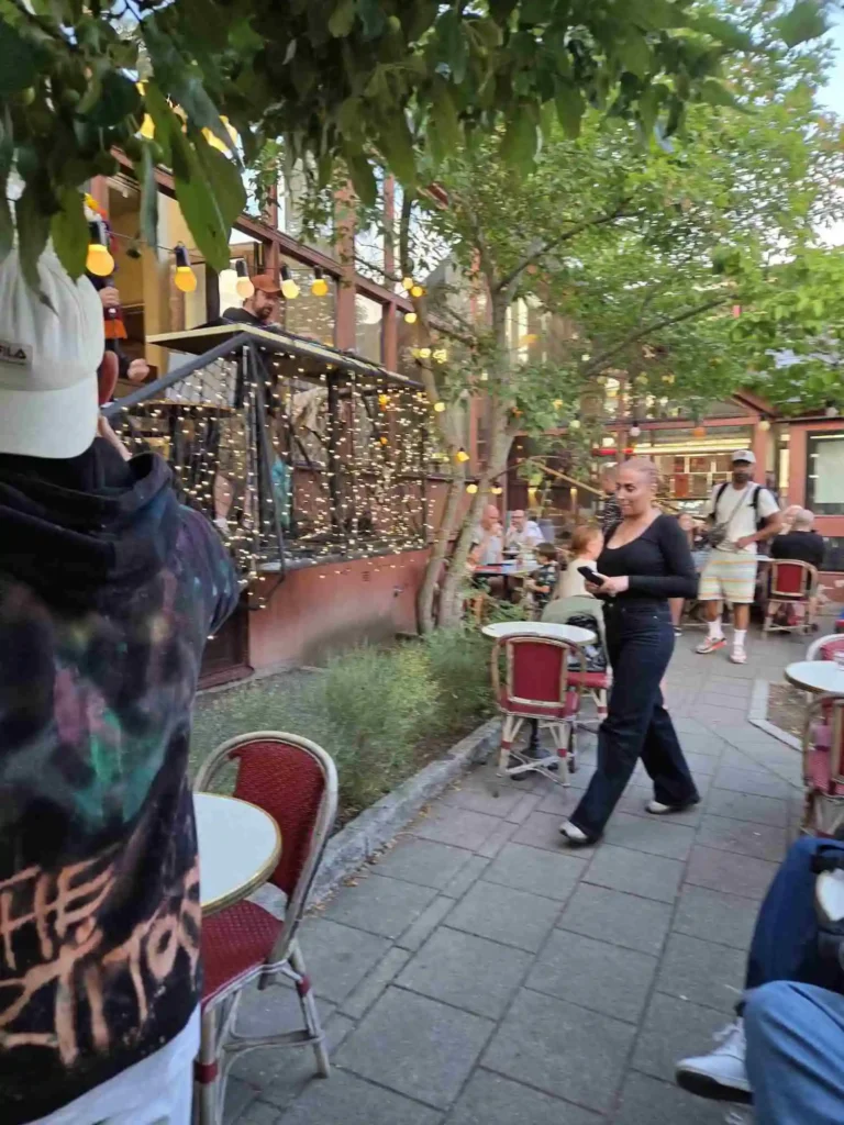 Ametist Azordegan går över den livfulla innergården på Årsta Bo Café.
