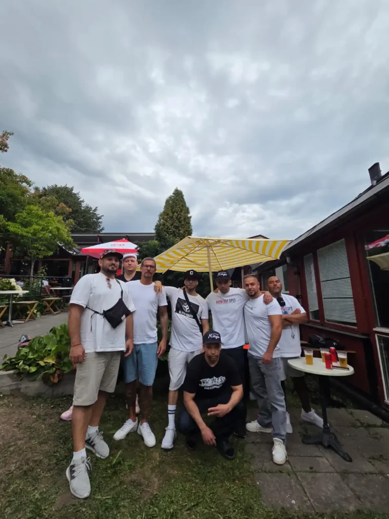 Gruppbild med AFC, Hoosam, Low Key Dwellas och vänner på innergården.