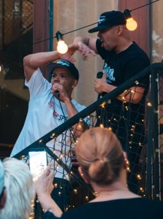 Hip hop-duon AFC framför sina låtar live på Årsta Bo Café.