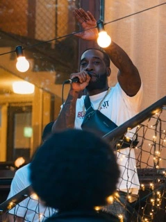 Rapparen Ison Glasgow gästar scenen live under Boom Bap Spots event.