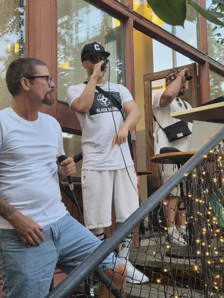 Low Key Dwellas framför sin hiphop live på utomhusscenen.