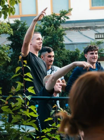 Unga hiphopentusiaster och rappare jublar i publiken under livekonserten.