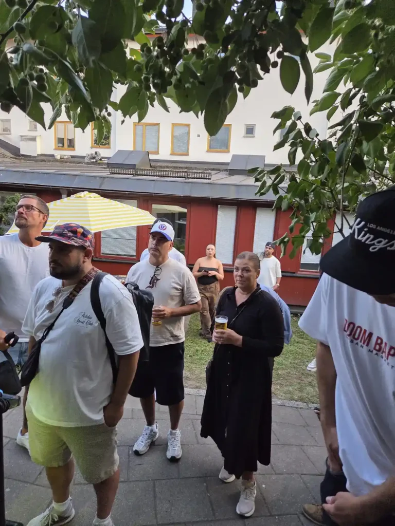 Publiken på innergården fokuserar uppmärksamt mot utomhusscenen under Boom Bap Spot event.