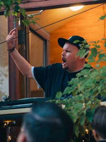 Producenten och DJ:n Scientific bakom spelarna under live-eventet.