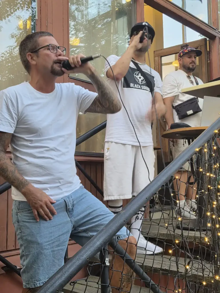 Low Key Dwellas levererar live-rap på trappscenen på Årstabo.