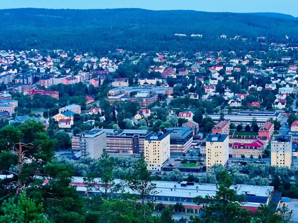 Vy över Sundsvall från Norra Berget under en resa till Sverige.