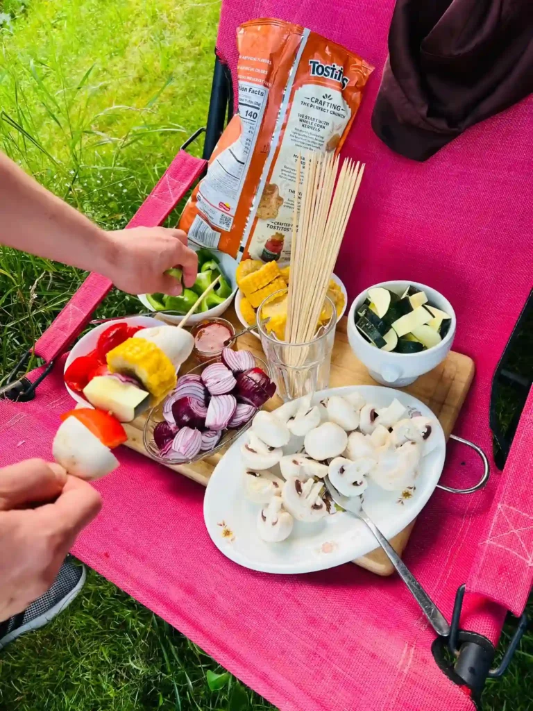 Grillspett med grönsaker på en grillfest under en resa till Sverige.
