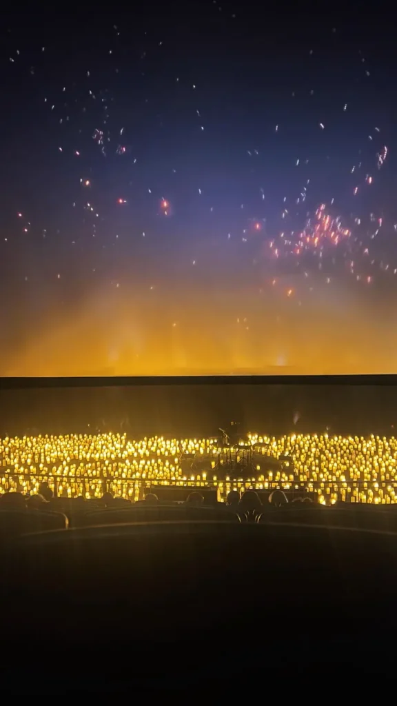 Candlelight-konsert på Simon's Theatre med scen täckt av tända ljus.