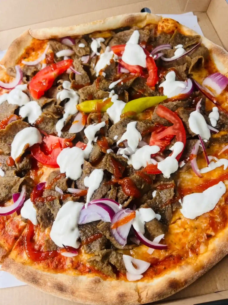 Svensk kebabpizza med sås att njuta av vid en resa till Sverige.