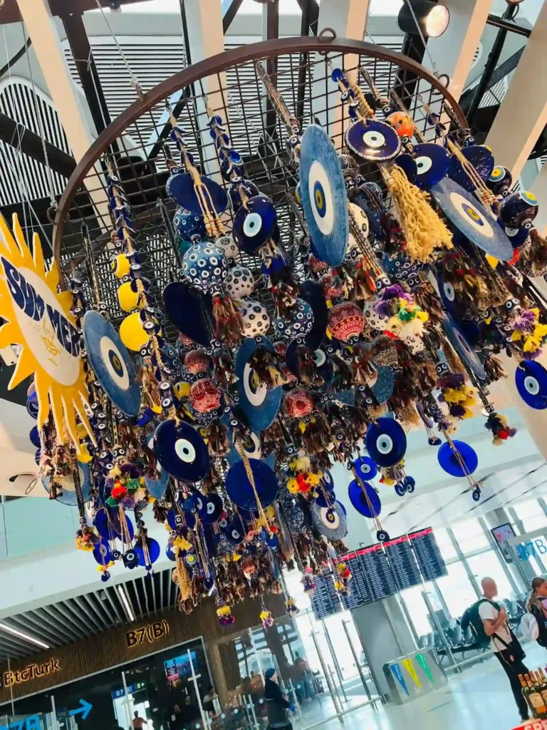 Insidan av Istanbul Airport under mellanlandning på en resa till Sverige.