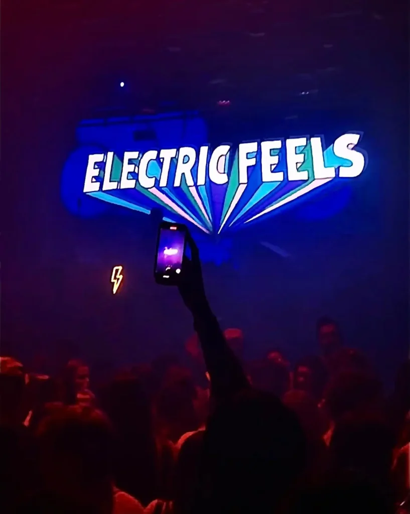 Skylt för Electric Feels på North Station i Boston – konsert och klubb