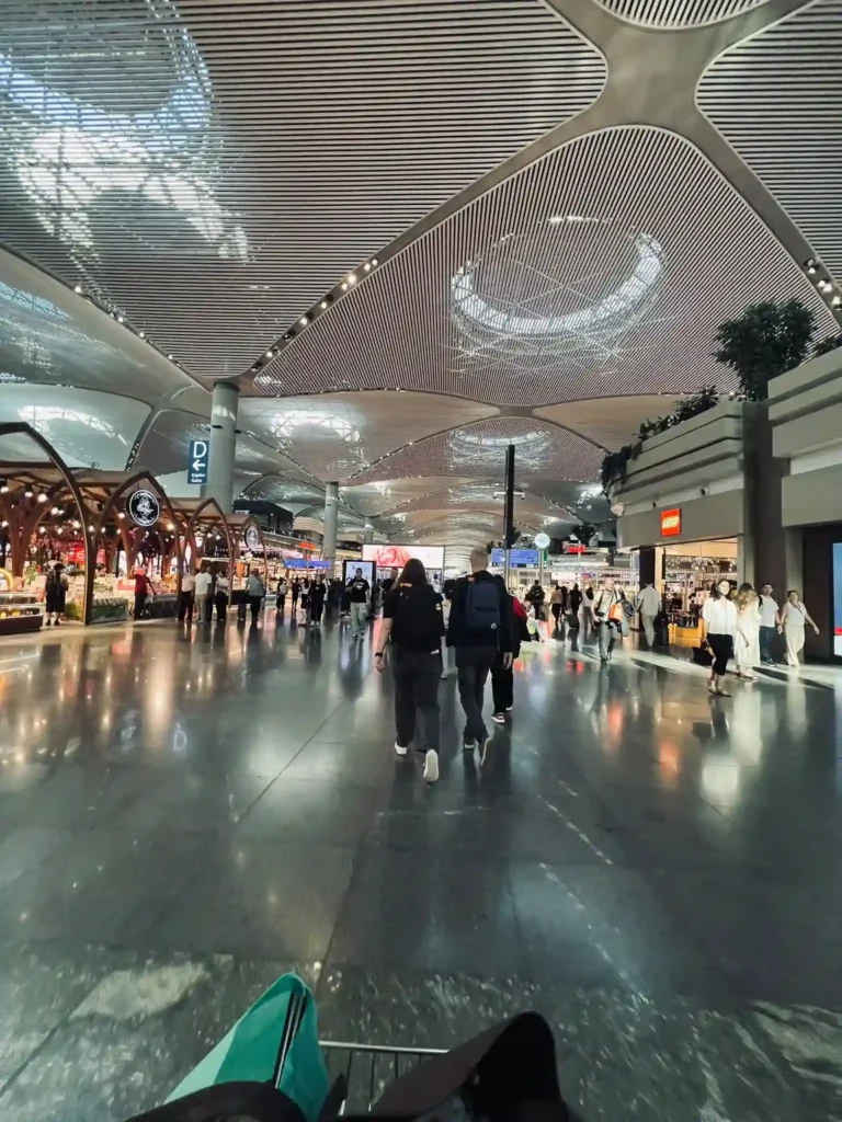 Traditionella onda ögat-amuletter på Istanbul Airport under en resa till Sverige.