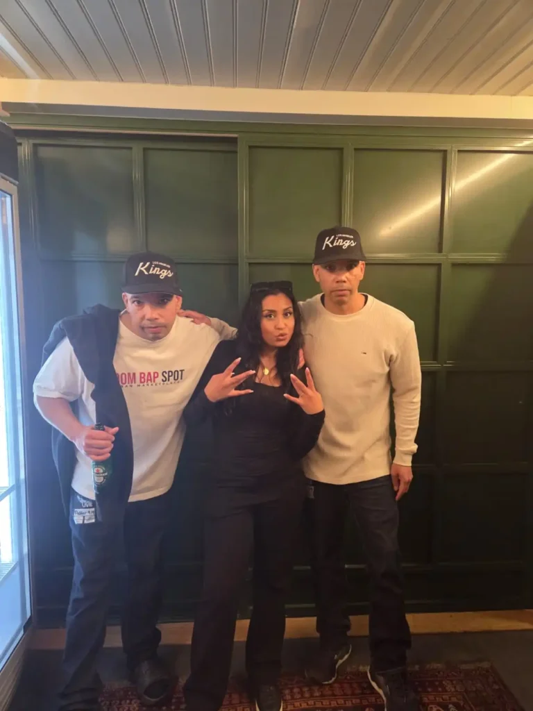 AFC gästar Petter – Ramo och Thabo poserar med Tasha i backstage på Mosebacke