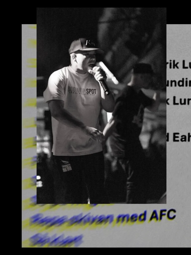 Svartvit bild på AFC på scen med körschema för Repa skivan med AFC i bakgrunden