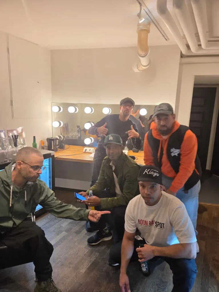 CG, Joel, DJ AK, Gonza och Ramo samlade backstage – svensk hiphop på Mosebacke